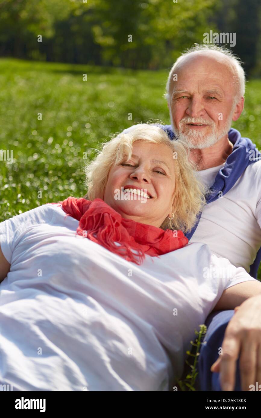 Paar in Liebe Senioren liegt auf einer grünen Wiese im Sommer Stockfoto