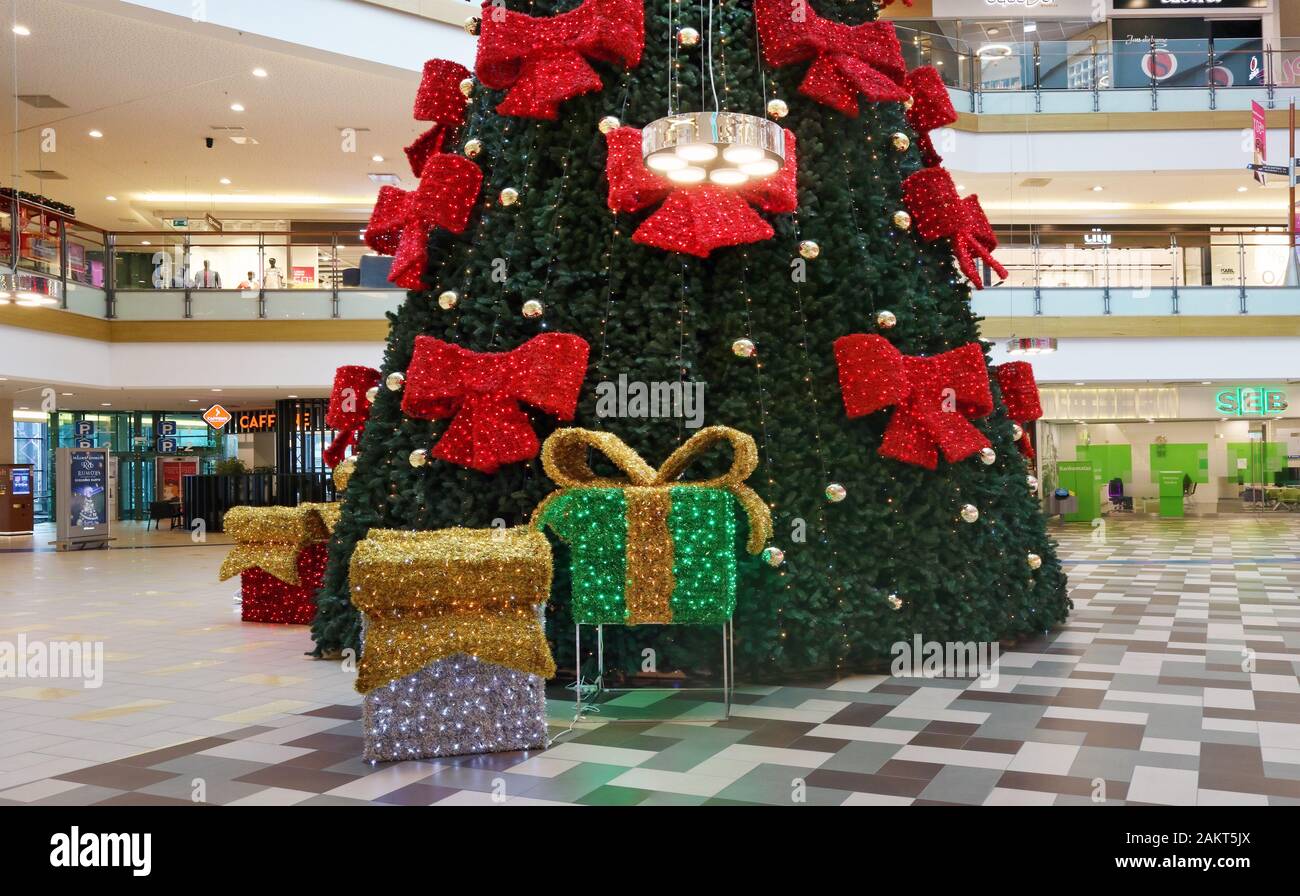 Vilnius, LITAUEN - 05. JANUAR 2020: Weihnachts-Tannenbaum mit Souvenir-Geschenkschachteln im Panorama-Hypermarkt. Panorama ist der größte Einkaufsort Stockfoto
