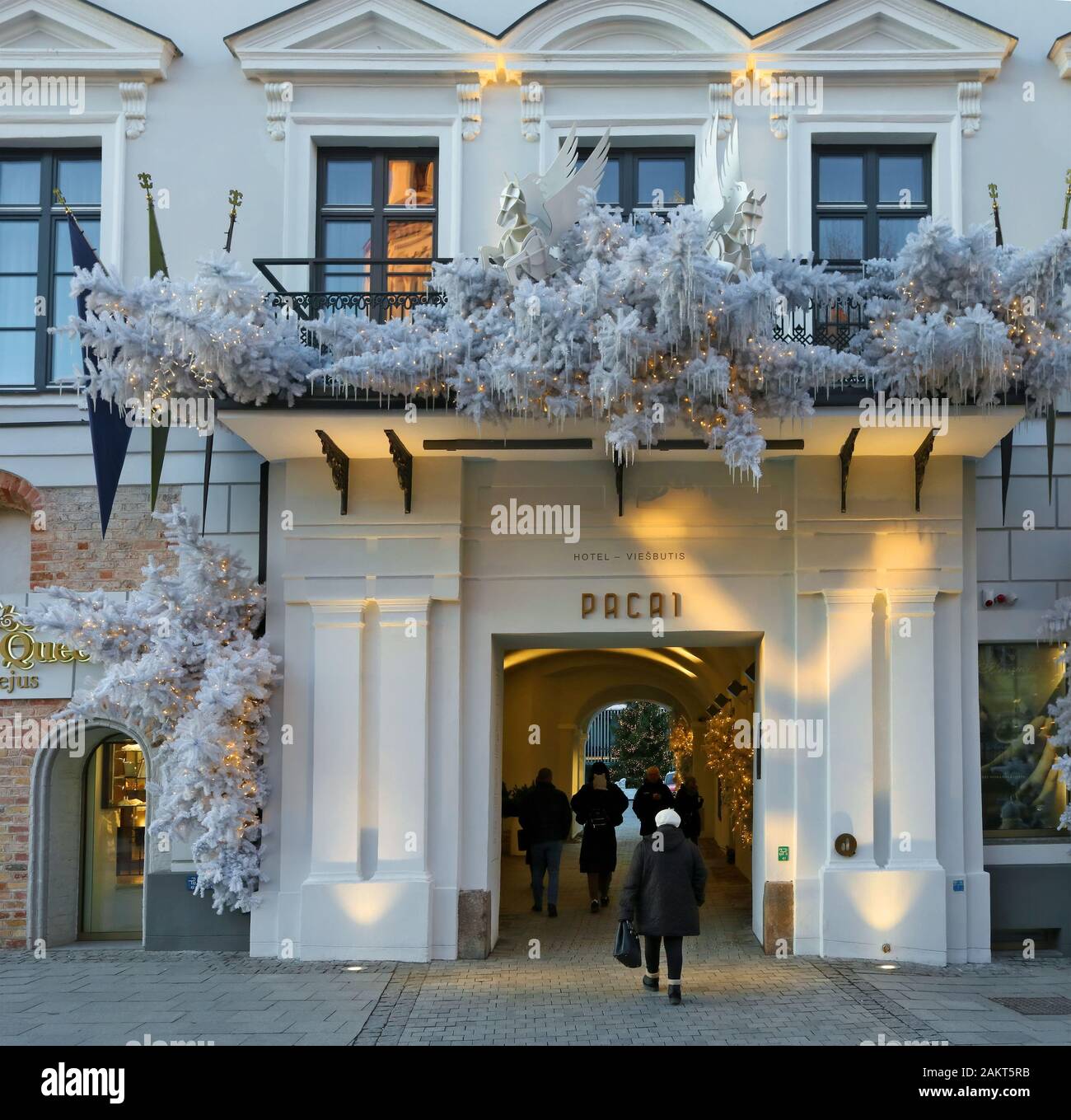 Vilnius, LITAUEN - 29. DEZEMBER 2019: Weihnachtslichtinstallation eine Beleuchtung in der Nähe von Pacai Five Stars Hoteleintrag auf der Didzioji Straße in Old to Stockfoto