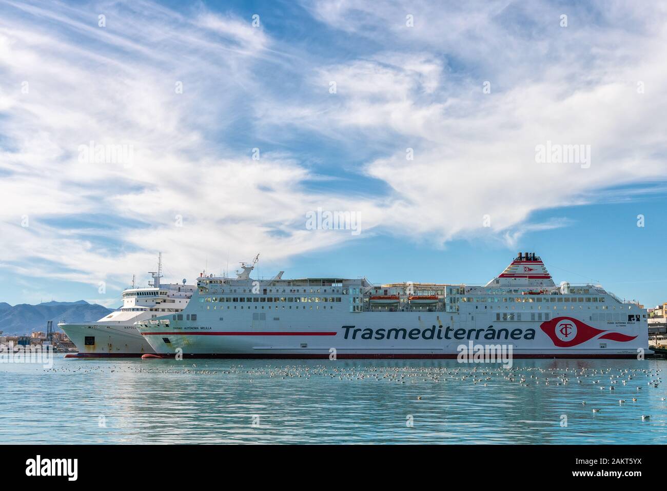 Dezember 2019 - Málaga, Spanien. Ciudad Autonoma Melilla Trasmeferranea Fähre vor Abfahrt vom Hafen von Málaga. Stockfoto