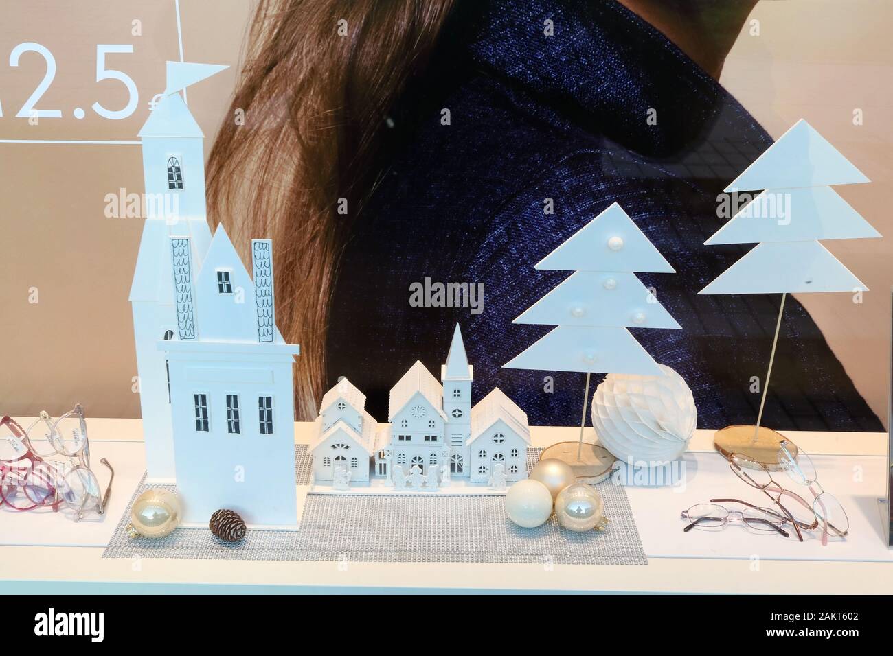 Vilnius, LITAUEN - 29. DEZEMBER 2019: Weihnachtsinstallationen in Fielmann hochwertige Brille und Optik. Die Marke wurde 1972 gegründet. Stockfoto