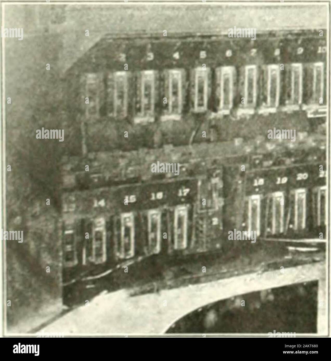 Eisenbahn- und Lok Engineering. Com-pany wie in Verwendung ist auf vielen Der largeilirect aktuelle Lokomotiven gebaut von thiscompany. Zum Beispiel die Neue YorkCentral, Detroit River Tunnel. Hallimon. & Ohio. Butte, Anaconda & Pacilic lo-comotives Arc enstrucli&gt;&gt; n. •! Das Sys-tem. (J. Was ist das Prinzip der tbroperation der obigen System verwendet? .?. Die Energie, die für den Abschluss der contactsor Switches aus dem magneticpull ein Magnetventil durch die erreicht ist (low-ing elektrischer Strom, und nicht in der pressureas in der elektro-pneumatischen System. Frage: Was und Wo ist diese powertaken für die Betriebsbedingungen Stockfoto