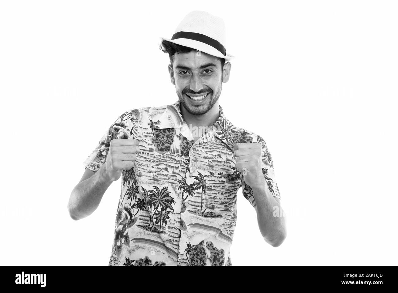 Studio shot der Jungen glücklich Persischen touristische Mann lächelnd, während sie aufgeregt Stockfoto