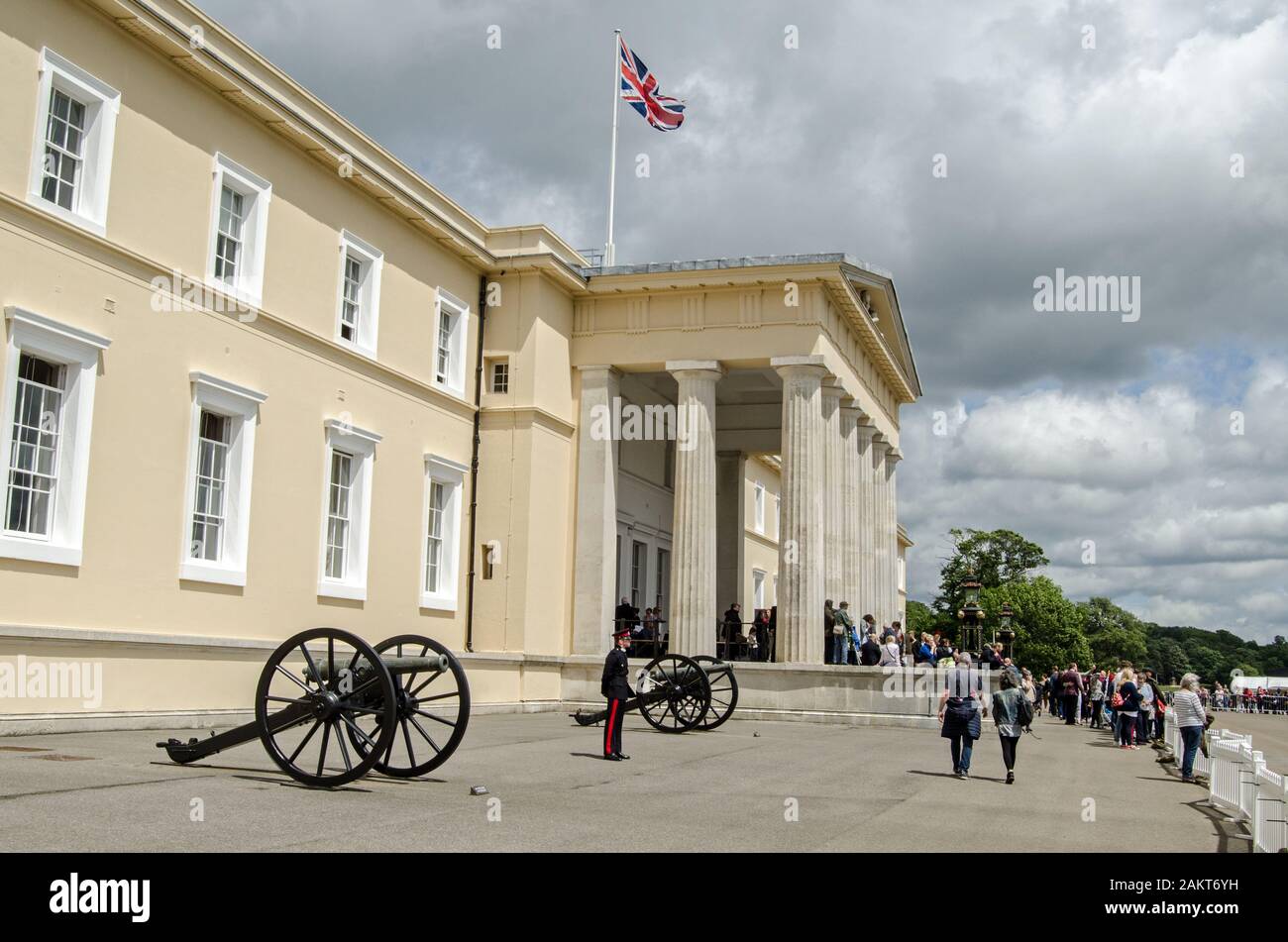 Sandhurst, Berkshire, UK - 16. Juni 2019: Menschenmassen in der Sonne während der jährlichen Tag des offenen Denkmals in der historischen Alten Hochschule, Sandhurst Military Stockfoto