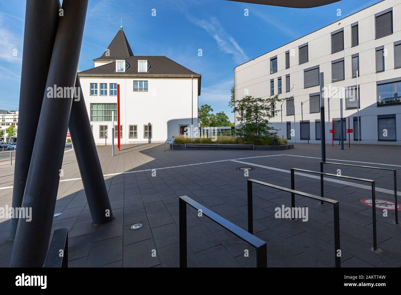 Moers - Blick vom neuen Teil der Stadthalle in Richtung Old Townhall, das 2009 komplett renoviert wurde, Nordrhein-Westfalen, Deutschland, Moers, 26.0 Stockfoto