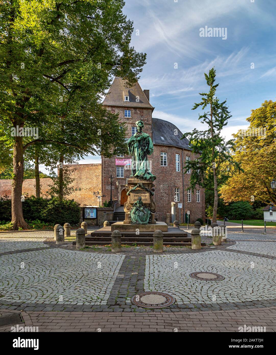 Moers - Blick auf Schloss Moers, mit einem Denkmal von Luise Henriette, Prinzessin von Brandenburg, geboren in Den Haag/Niederlande im Dezember 1627, Nordrhi Stockfoto