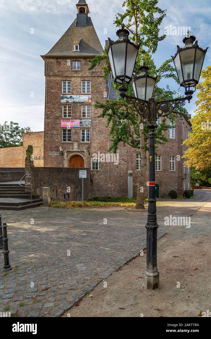 Moers - In Der Nähe des Burgturms von Schloss Moers, wo sich heute ein Museum befindet, Nordrhein-Westfalen, Deutschland, Moers, 26.08.2018 Stockfoto