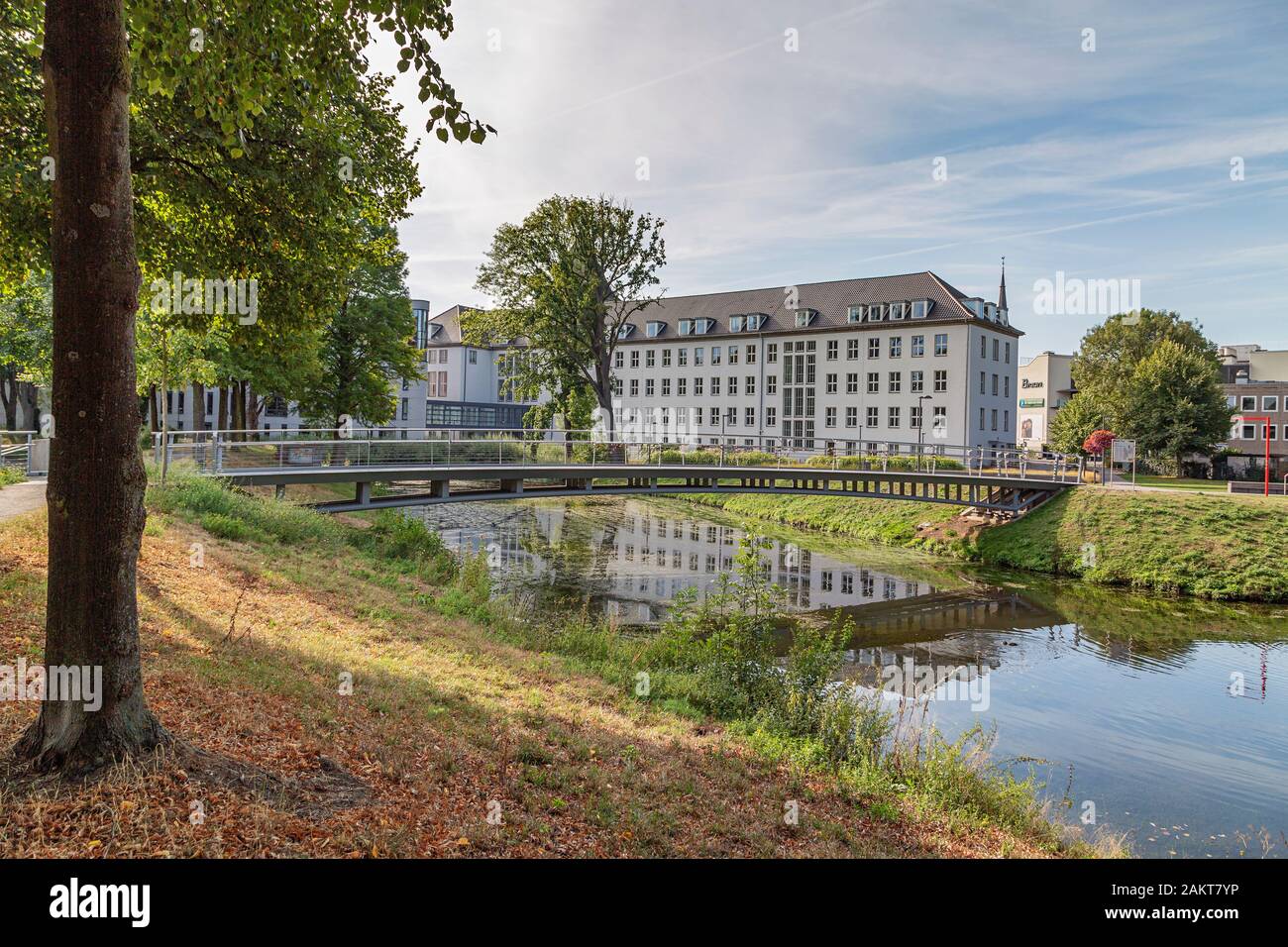 Moers - Blick zur Rückseite der Stadthalle mit eiserner Fußgängerbrücke, Nordrhein-Westfalen, Deutschland, Moers, 26.08.2018 Stockfoto