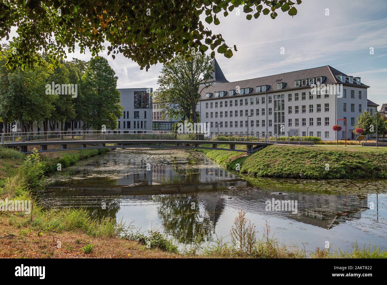 Moers - Blick zur Rückseite der Stadthalle mit eiserner Fußgängerbrücke, Nordrhein-Westfalen, Deutschland, Moers, 26.08.2018 Stockfoto