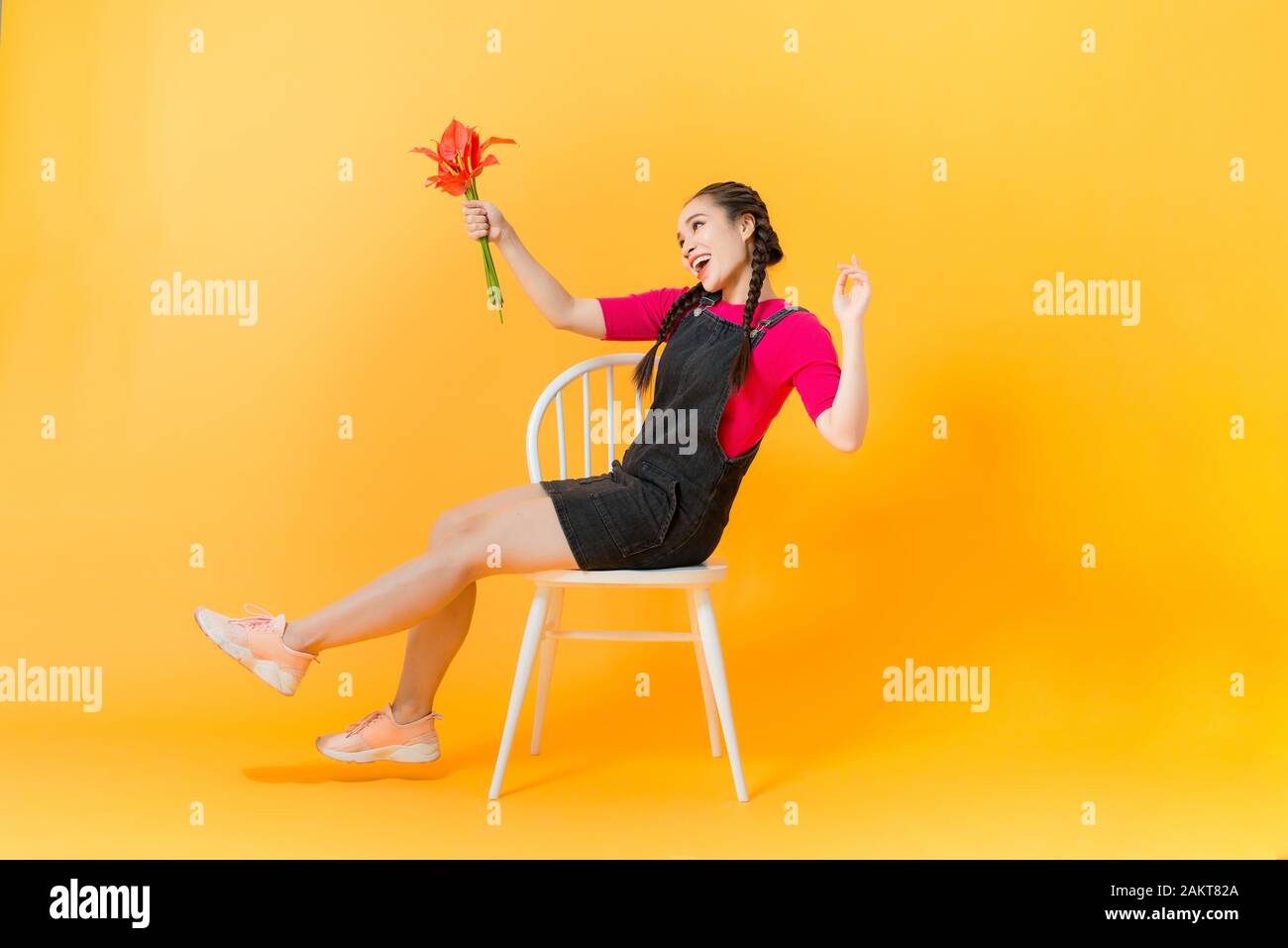 Schönheit Frau Asiatische niedliche Mädchen glücklich Halten Blumenstrauß auf gelbem Hintergrund Stockfoto