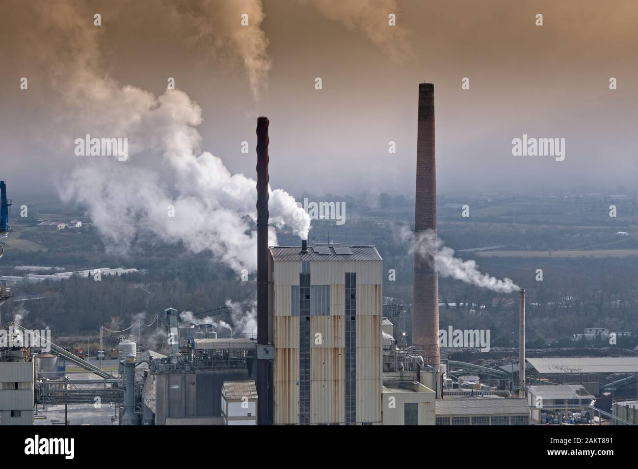 Luftverschmutzung in einem Industriebetrieb. Stockfoto