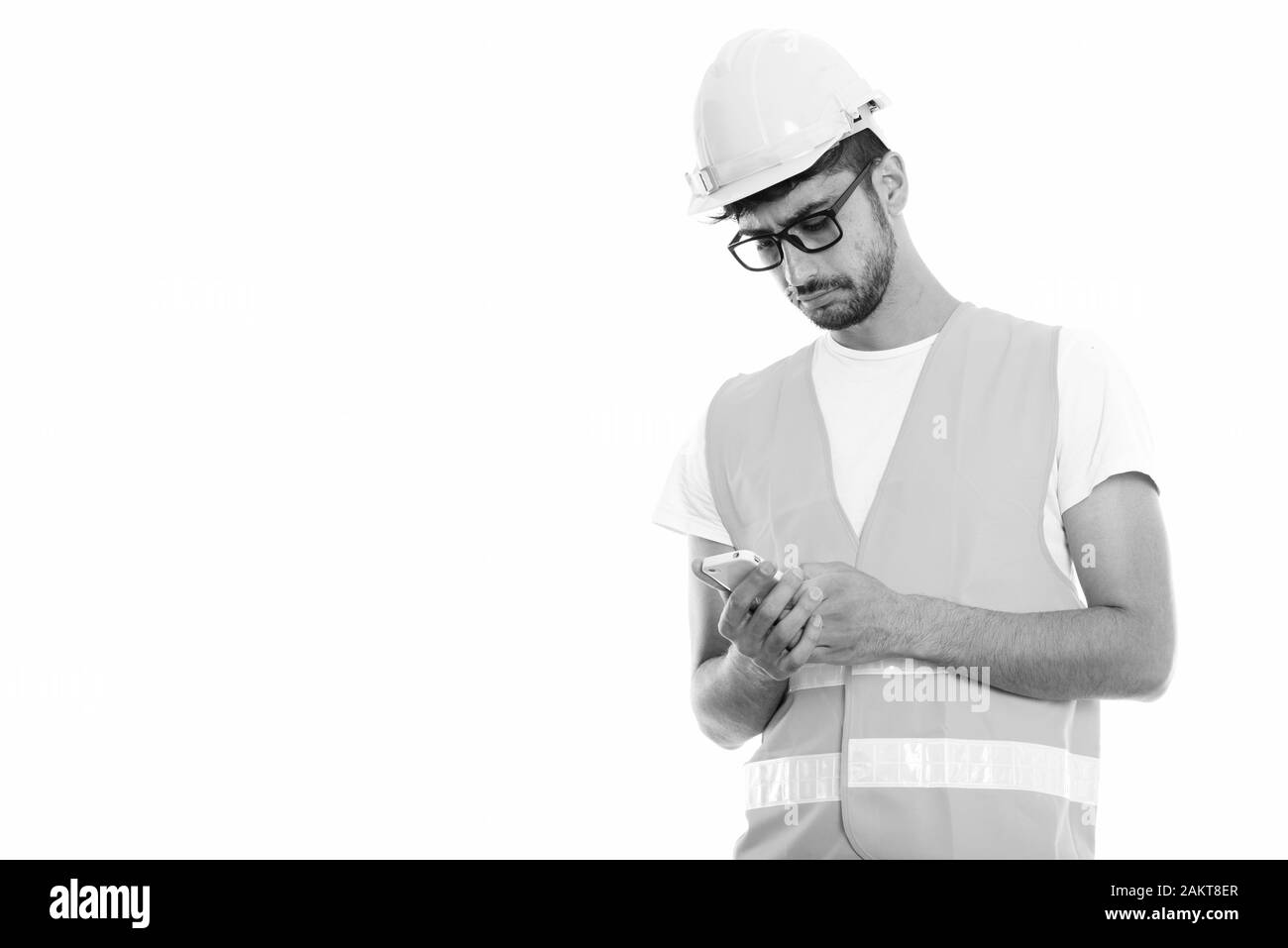 Studio shot der jungen Persischen mann Bau mit Handy Arbeitnehmer Stockfoto