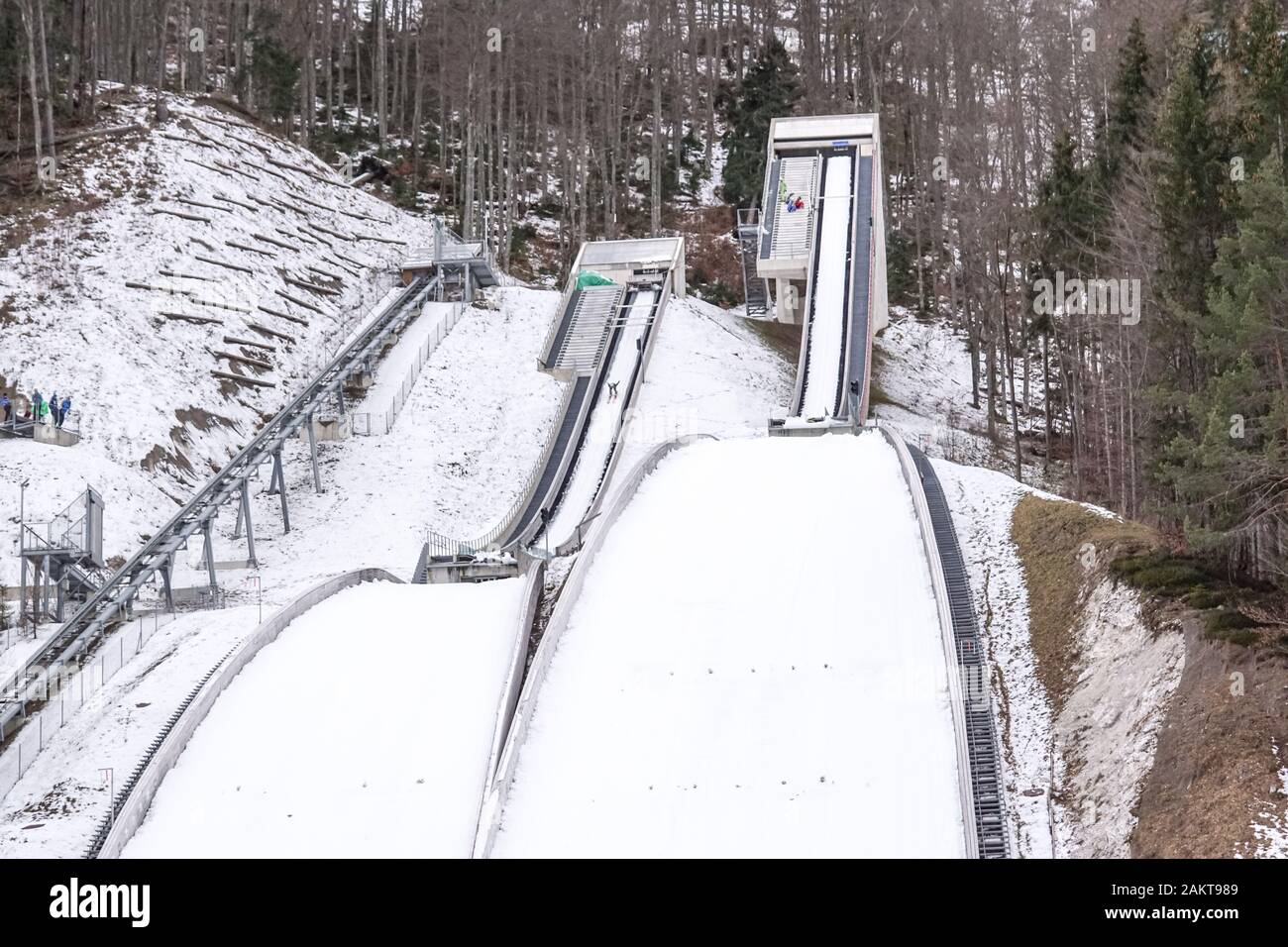 Radpaar aus einem Güterwagen auf Schienen. Radsystem mit Federn. Stockfoto