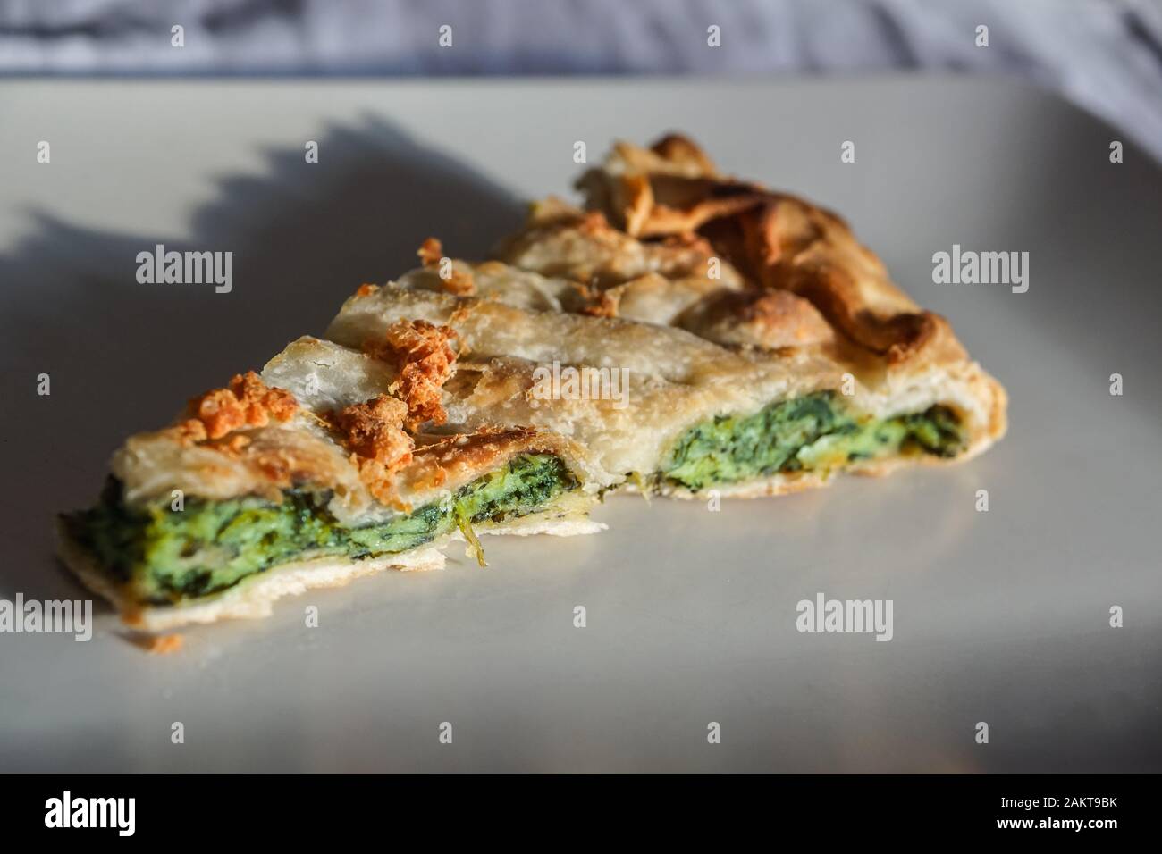 Radpaar aus einem Güterwagen auf Schienen. Radsystem mit Federn. Stockfoto