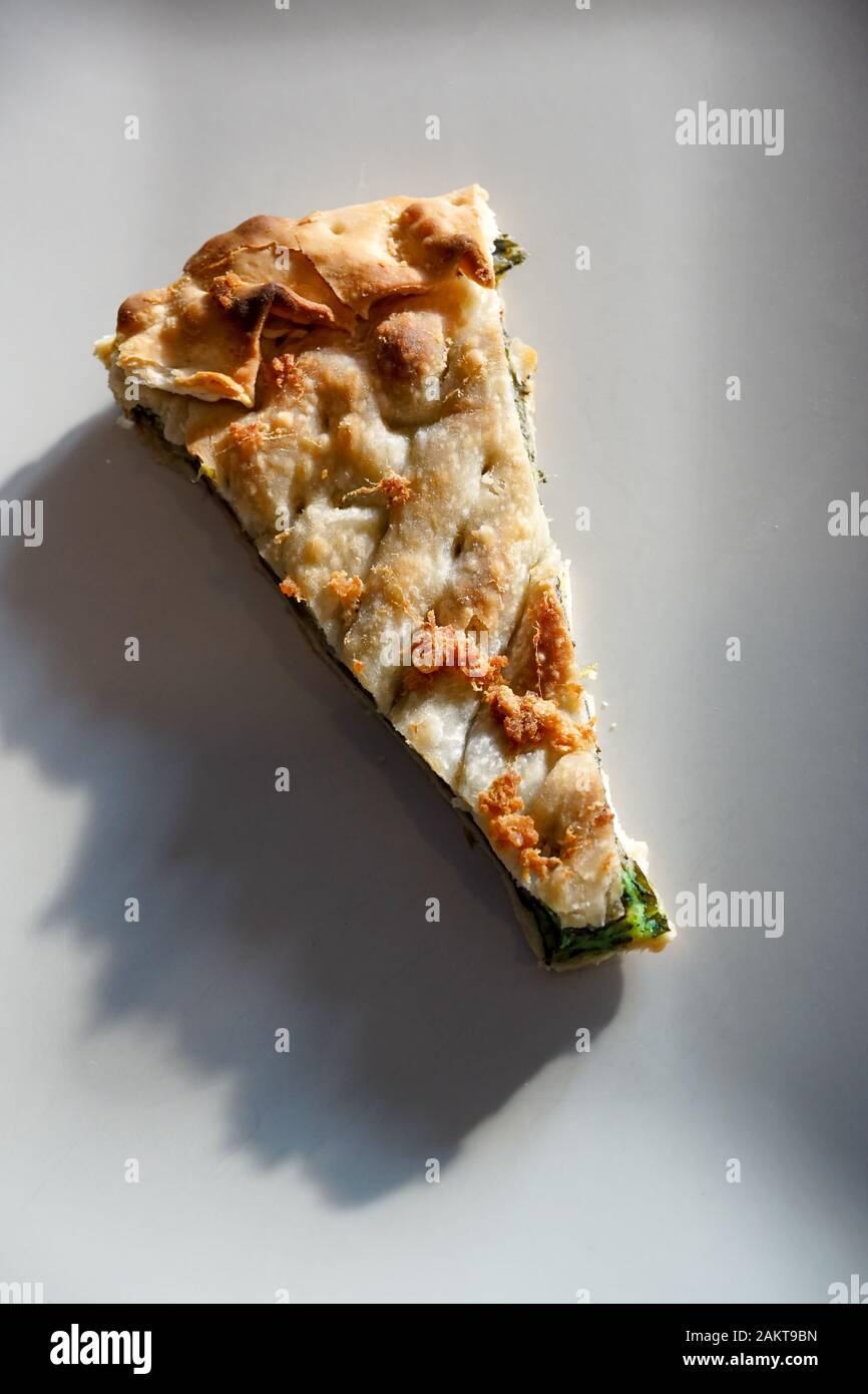 Radpaar aus einem Güterwagen auf Schienen. Radsystem mit Federn. Stockfoto