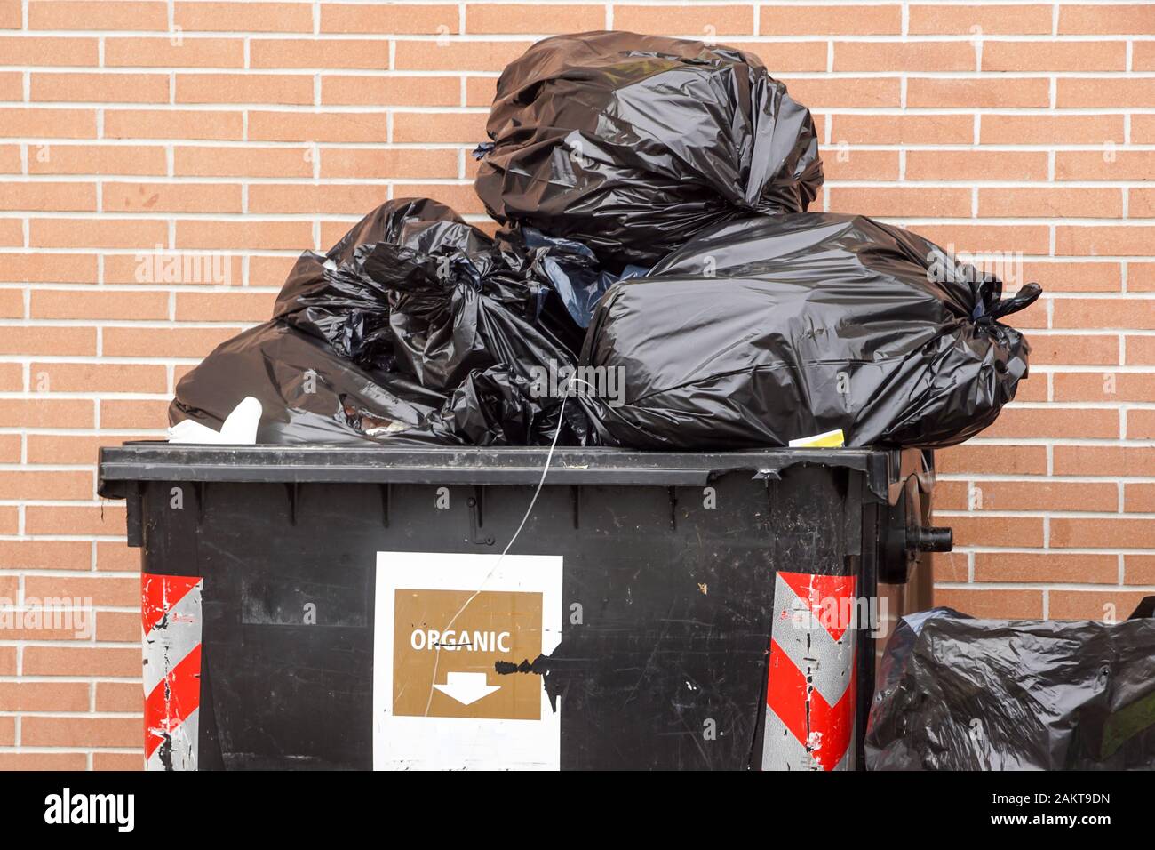 Radpaar aus einem Güterwagen auf Schienen. Radsystem mit Federn. Stockfoto