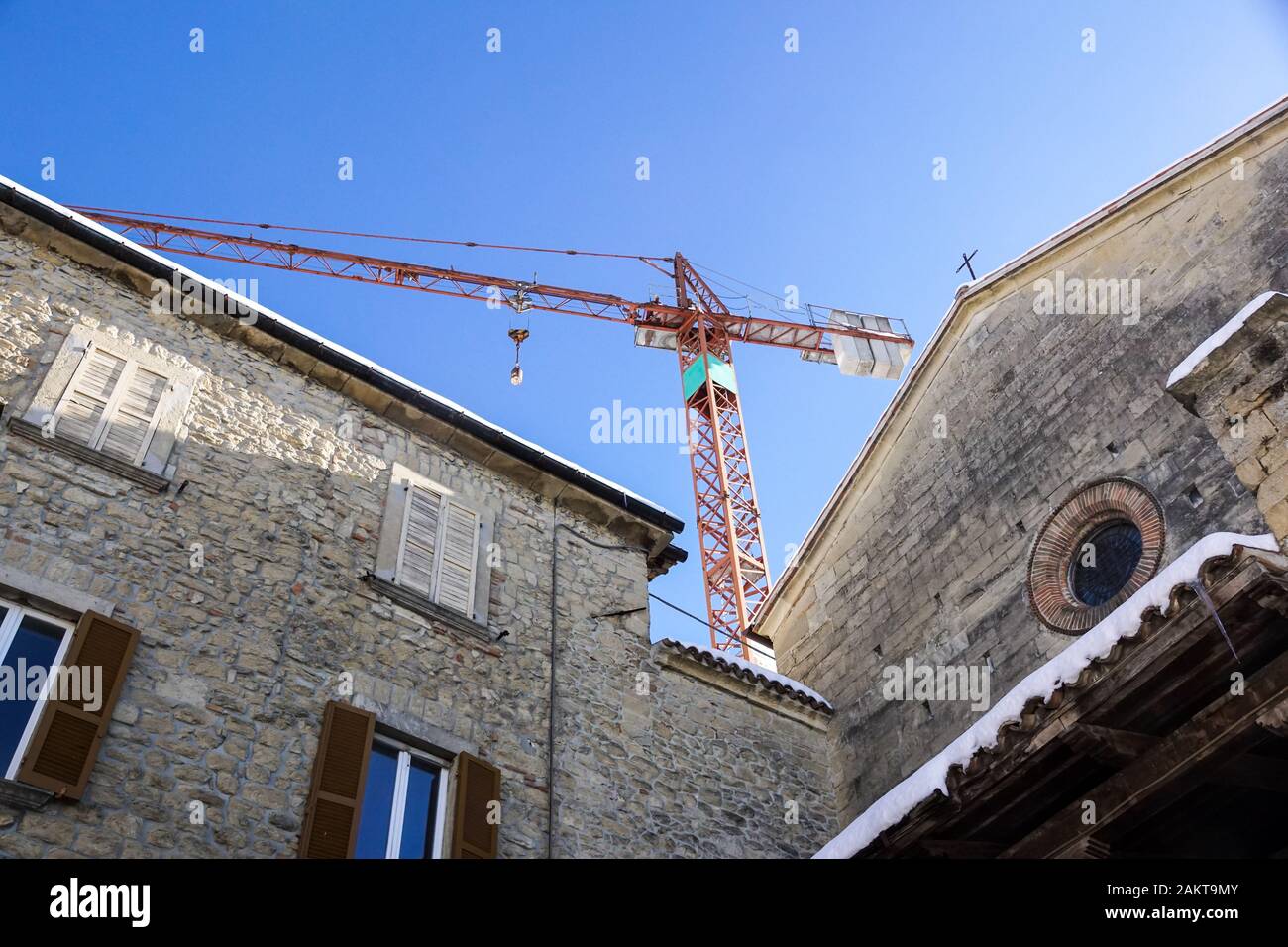 Radpaar aus einem Güterwagen auf Schienen. Radsystem mit Federn. Stockfoto