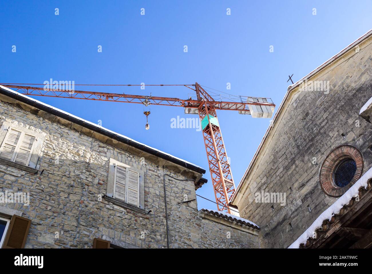 Radpaar aus einem Güterwagen auf Schienen. Radsystem mit Federn. Stockfoto