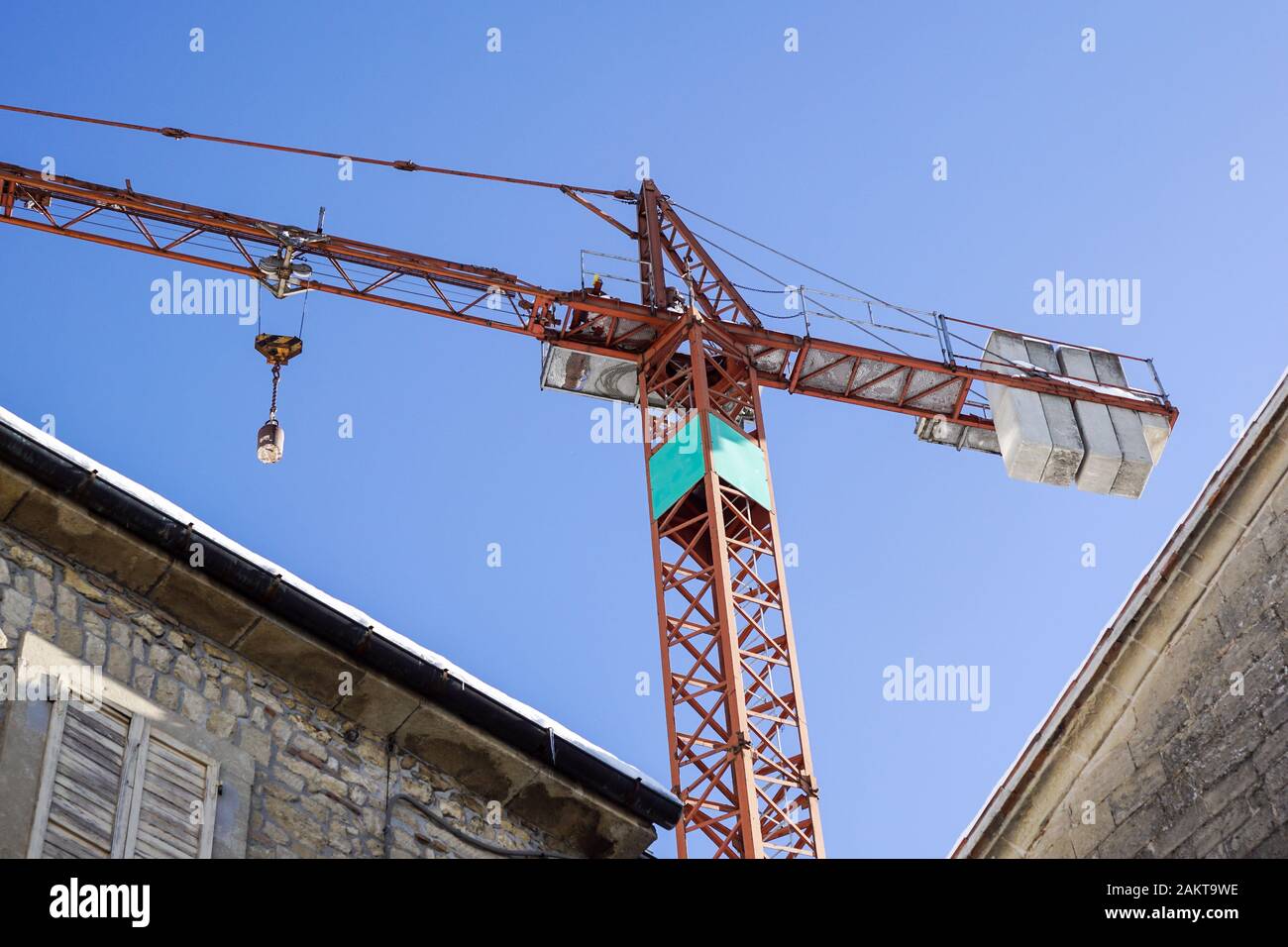 Radpaar aus einem Güterwagen auf Schienen. Radsystem mit Federn. Stockfoto