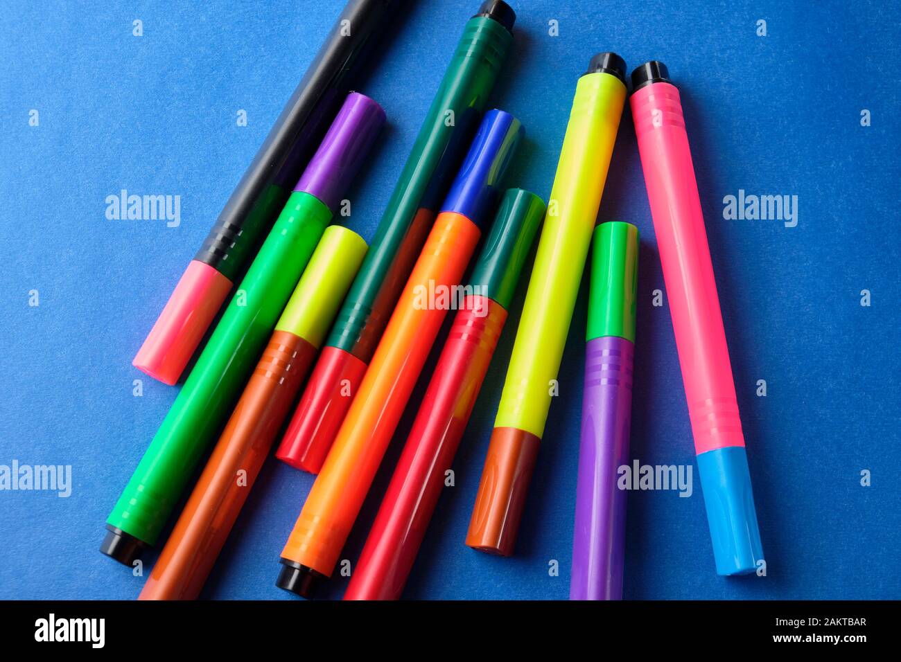 Mit Filzstiften mit falscher Farbe Kappen auf blauem Hintergrund. Stockfoto