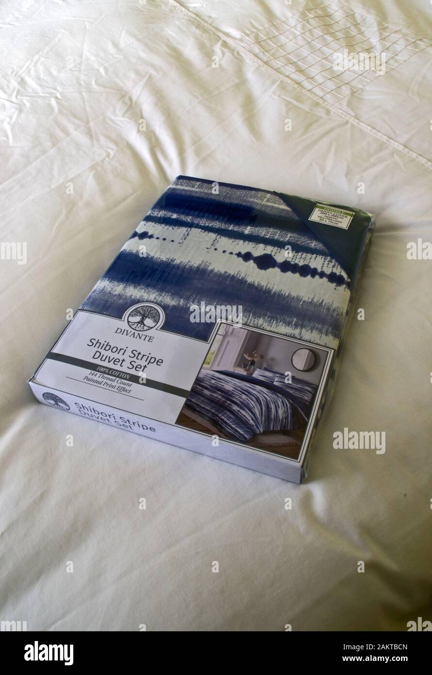 Divante Shibori Streifen 100% Baumwolle, Daunendecken, die auf einem Bett Stockfoto