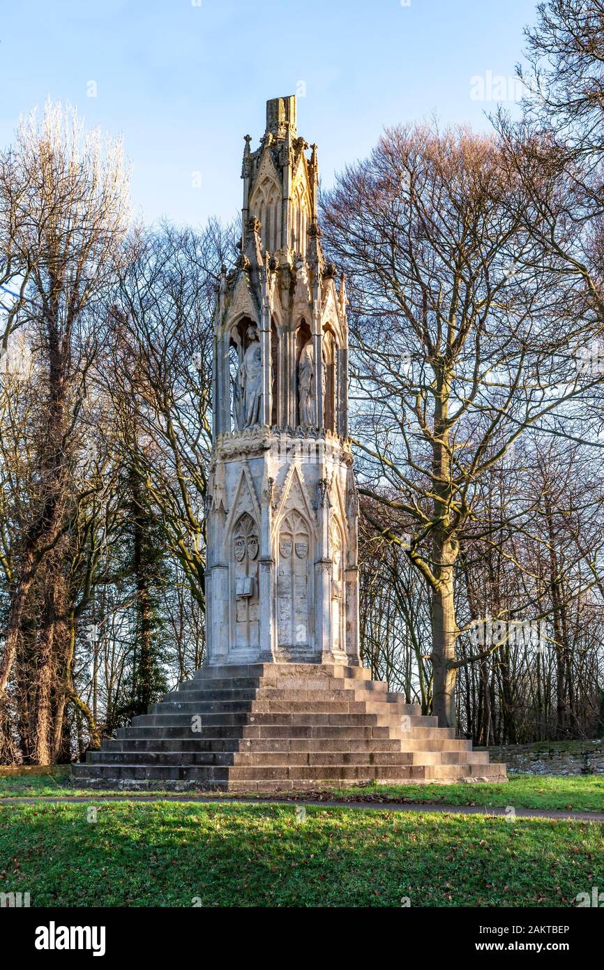 Hardingstone, Northampton, Großbritannien 10. Januar 2010, den Eleanor Kreuz, Hardingstone nach den jüngsten Restaurierung, es ist nur 3 Kreuze in der Nähe bleiben. Stockfoto