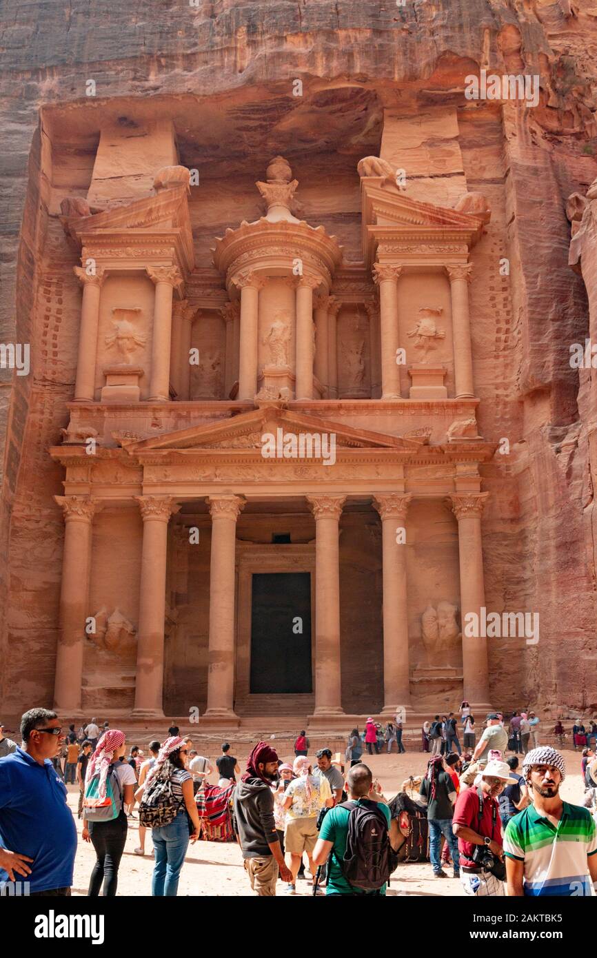 Petra, Jordanien. Okt, 2018 19. Zahlreiche Touristen vor der Fassade der Schatzkammer Khazne al-Firaun im roten Sandsteinfelsen Stadt Petra. Das Gebäude mit Säulen geschmückt, ist rund 40 Meter hoch und eine touristische Attraktion. Ausgrabungen haben ergeben, dass der Innenraum enthält das mausoleum von einem der königlichen Familien der Nabatäer. Nach jordanischen Informationen, eine Million Menschen besuchten das Weltkulturerbe zum ersten Mal innerhalb eines Jahres. Quelle: Stephan Schulz/dpa-Zentralbild/ZB/dpa/Alamy leben Nachrichten Stockfoto