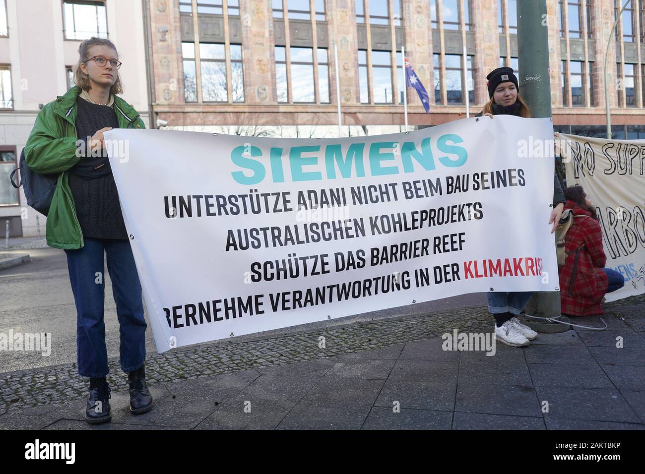 Berlin, Deutschland. 10 Jan, 2020. Iemens IST EIN Banner lesen, nicht unterstützen Adani in seine australische Kohle Projekt Gebäude, schützen die Barrier Reef, übernehmen Verantwortung in der Krise" vor der Australischen Botschaft auf einer Kundgebung mit dem Titel "Top Adani Coal Mine", organisiert vom Aussterben Rebellion und Eltern für die Zukunft gesehen werden. Die australische Regierung plant, die große Kohle Grube Projekt, Adani, trotz der verheerenden Buschbrände und steigende Emissionen weltweit. Quelle: Jörg Carstensen/dpa/Alamy leben Nachrichten Stockfoto