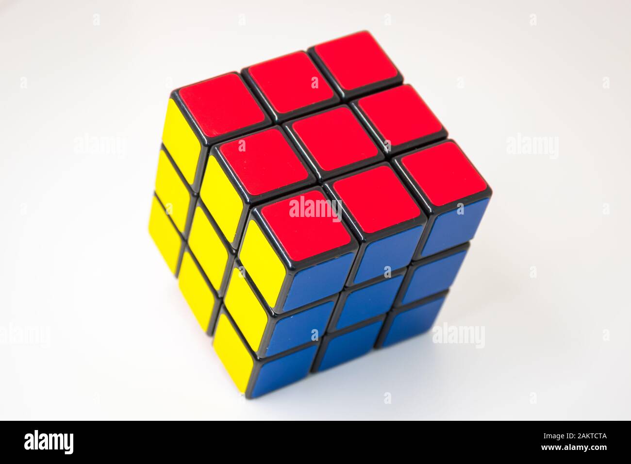 Lösen bunte Magic Cube Puzzle auf weißem Hintergrund Stockfoto