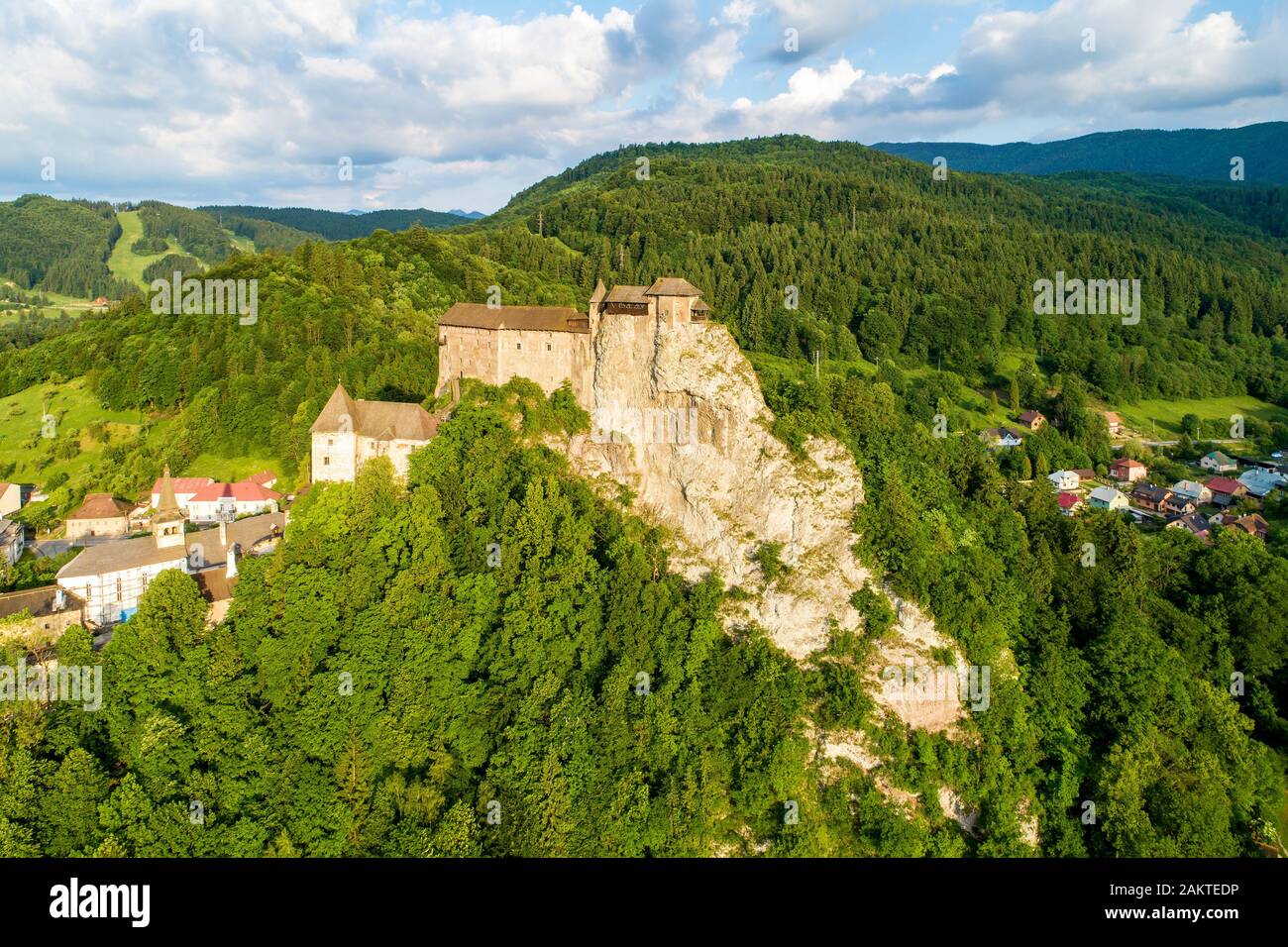 Burg Orava - Oravsky Hrad in Oravsky Podzamok in der Slowakei. Mittelalterliche Festung auf extrem hohen und steilen Felsen. Luftaufnahme Stockfoto