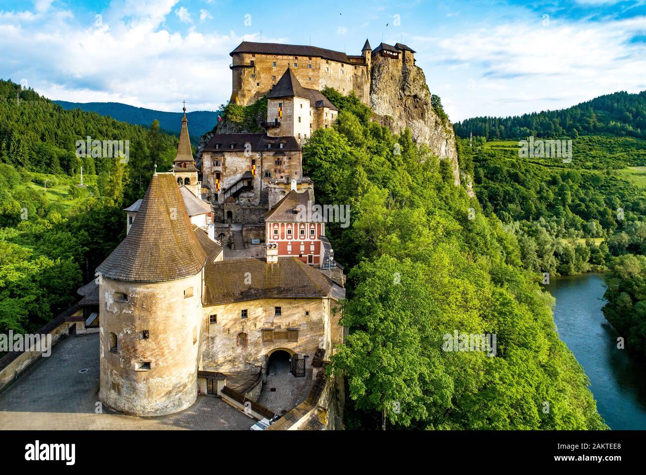 Burg Orava - Oravsky Hrad in Oravsky Podzamok in der Slowakei. Mittelalterlichen Festung auf einer extrem hohen und steilen Felswand am Fluss Orava. Luftansicht Stockfoto