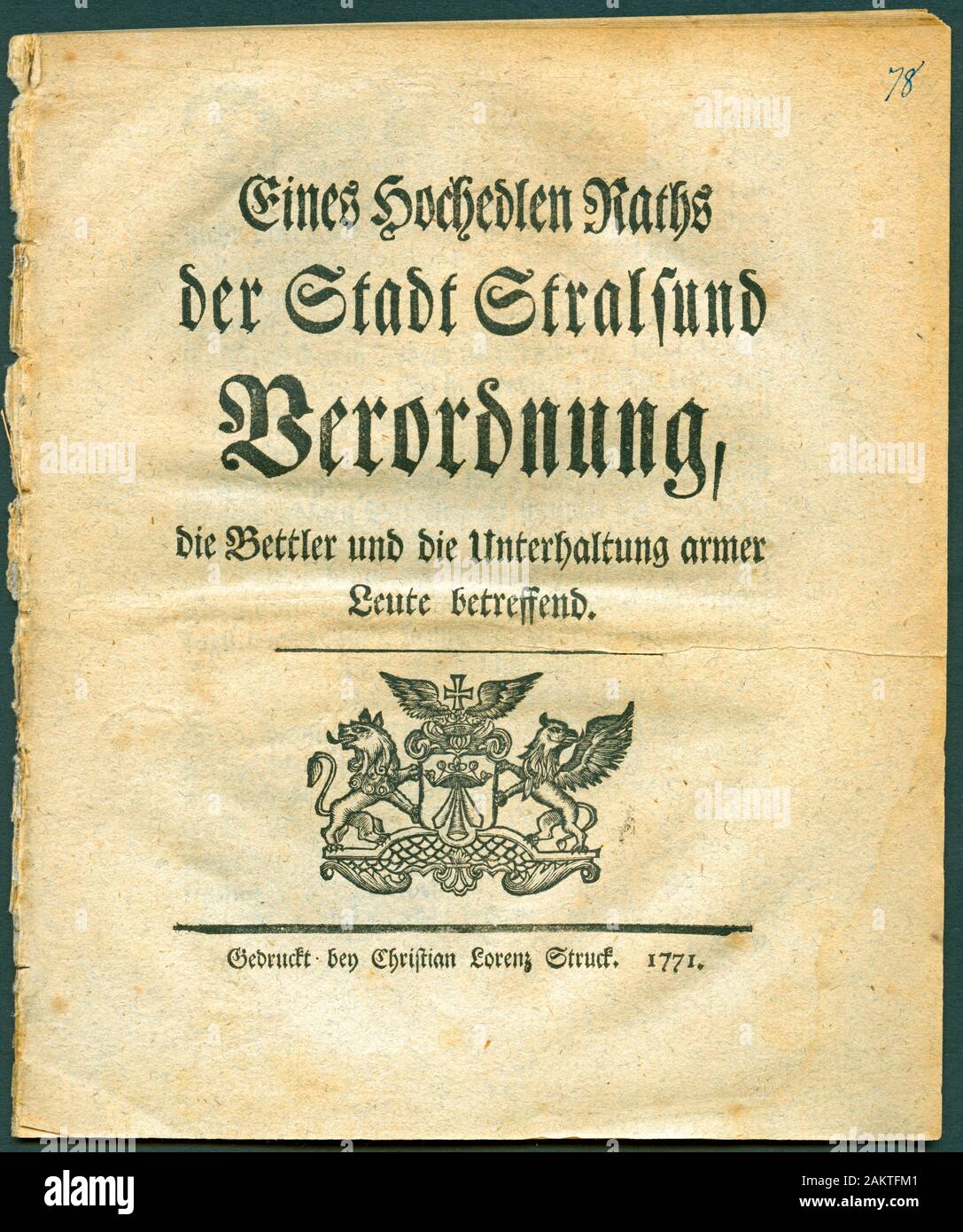 Europa, Deutschland, Mecklenburg-Vorpommern, Verordnung der Stadt Stralsund aus dem Jahr 1771 zum Umgang mit Bettlern und armen Leuten, Format 17 cm x 20 cm. / Europa, Deutschland, Mecklenburg-Vorpommern, Stralsund, um Pomarania des Rates über die armen Menschen in der Stadt, veröffentlicht 1771, Größe 17 cm bis 20 cm. Stockfoto