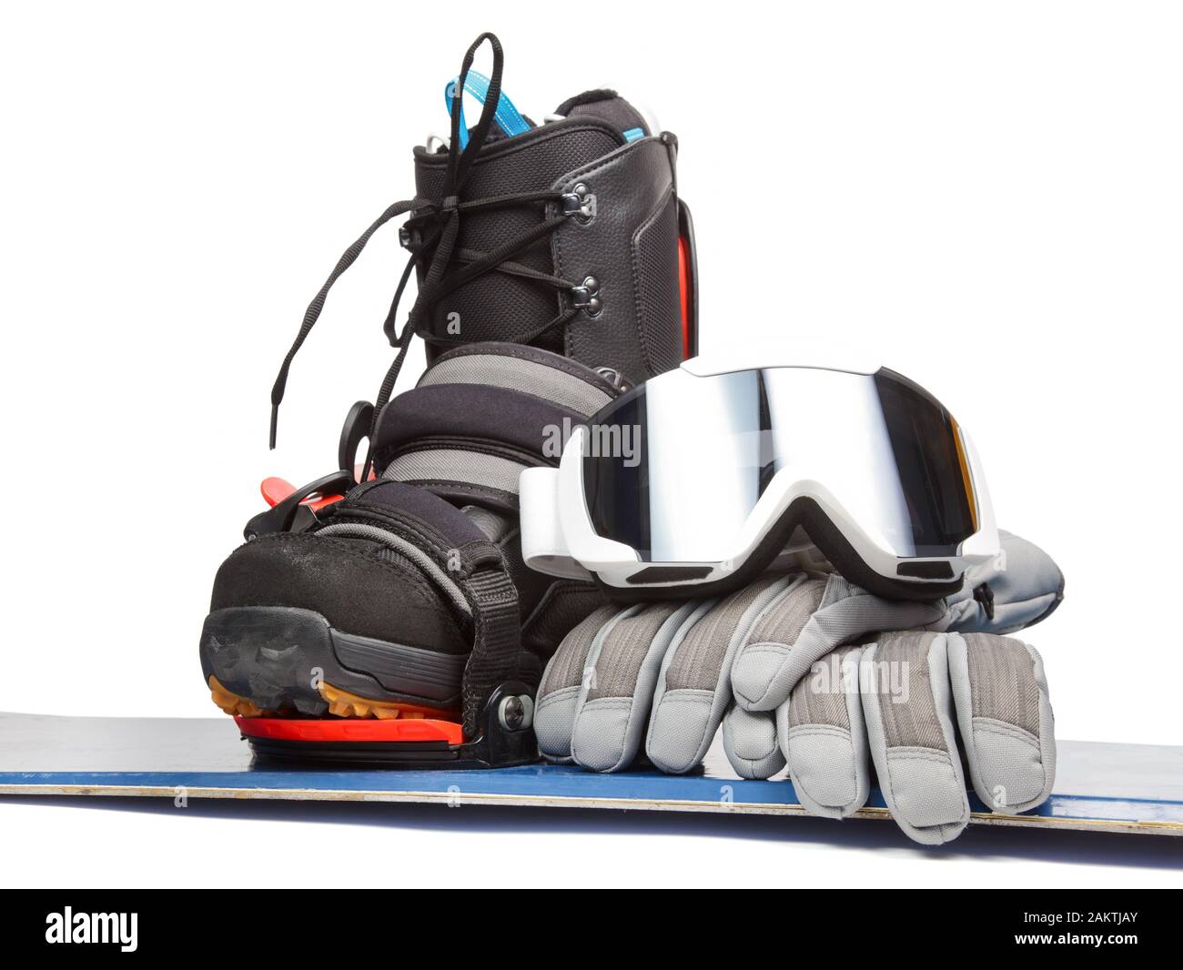 Snowboard mit boot Handschuhe und Schutzbrille auf weißem Hintergrund Stockfoto
