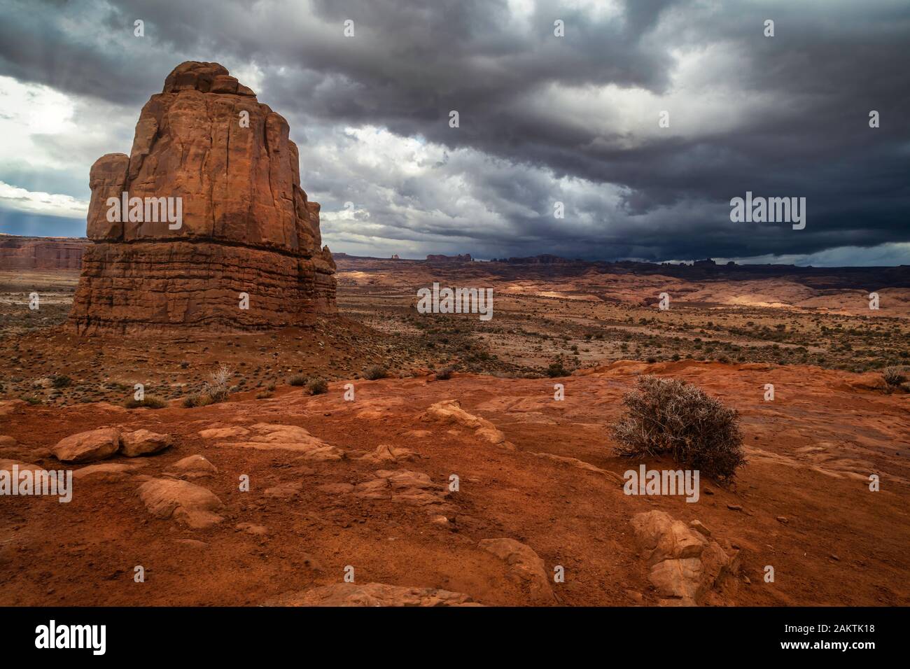 Am späten Nachmittag rollen Stürme über die Wüstenlandschaft im Arches National Park in Moab Utah Stockfoto