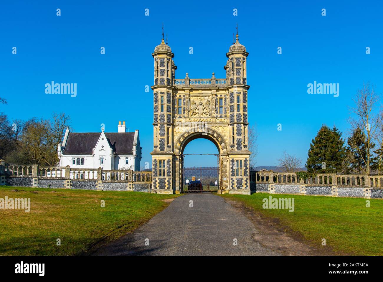 ASHFORD, Kent, Großbritannien - 15 May 2019: Eastwell Türme wurden die ursprünglichen Torhaus zu Eastwell Park am Boughton Lees. Das denkmalgeschützte Gebäude Ergänzungen war Stockfoto