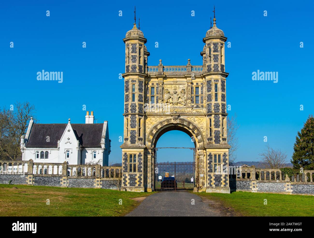 ASHFORD, Kent, Großbritannien - 15 May 2019: Eastwell Türme wurden die ursprünglichen Torhaus zu Eastwell Park am Boughton Lees. Das denkmalgeschützte Gebäude Ergänzungen war Stockfoto