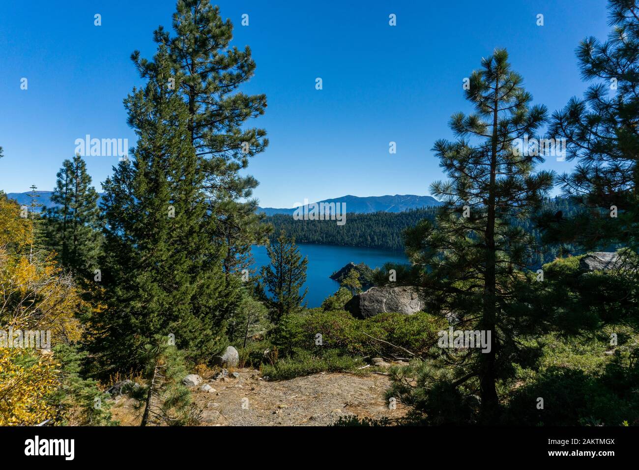 Besucher des Emerald Bay State Park, Lake tahoe genießen Wanderungen in die Berge, Schwimmen in den Seen, Kajakfahren, Sporttauchen, Bootstouren und Sehenswürdigkeiten. Stockfoto
