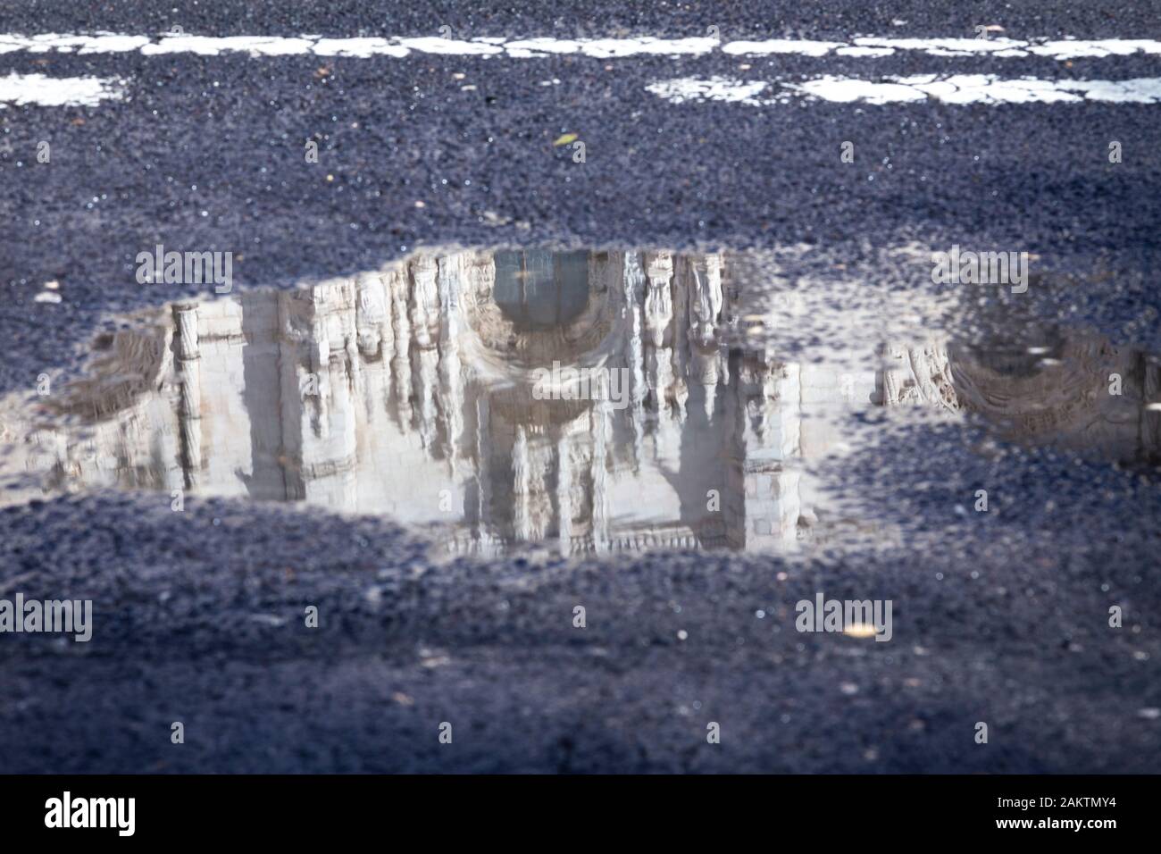 Touristen bewundern die Fassade des Jeronimos-Klosters. Santa Maria de Belem, Lissabon, Portugal, Europa. Stockfoto