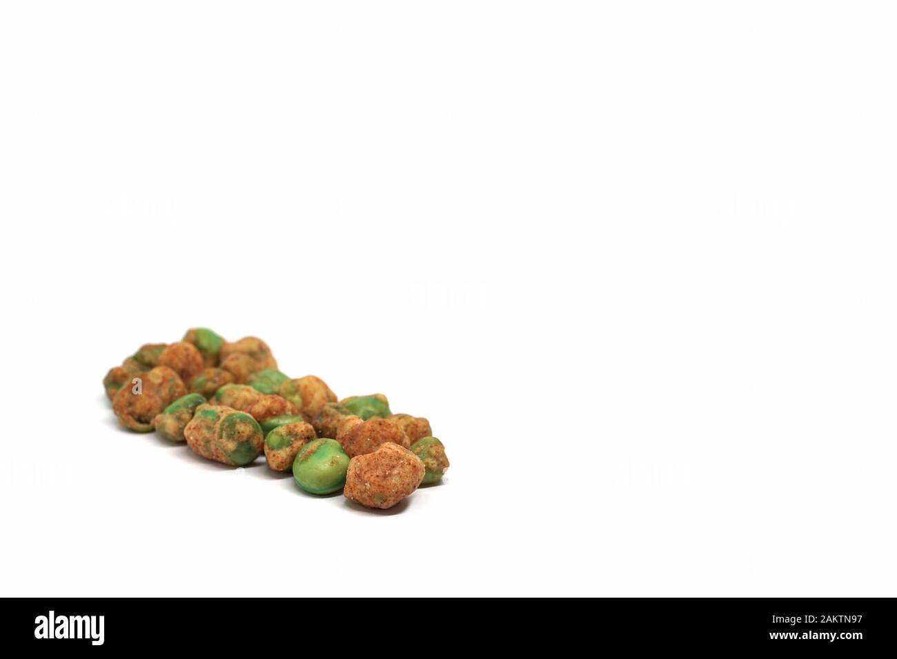 Selektiver Fokus: Scharfe, süße grüne Erbsen mit Platz für Kopien auf weißem Hintergrund. Stockfoto