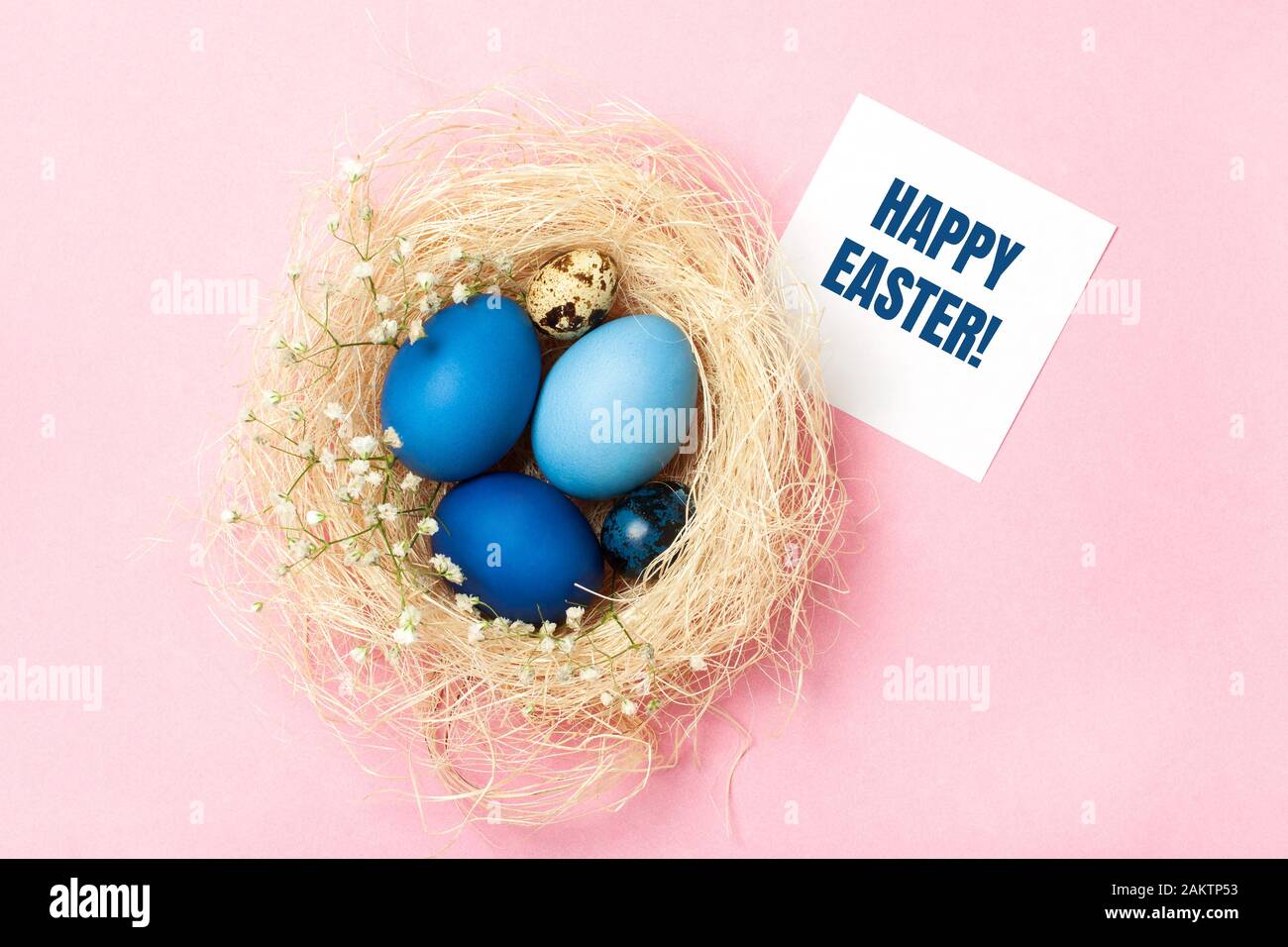 Ostereier in blauen Farben in einem Gelege auf dem rosafarbenen Hintergrund. Grußkarte. Stilvolles Design für Ostern, Null-Abfall-Konzept. Flaches Lay. Stockfoto Ostereier in blauen Farben in einem Gelege auf dem rosafarbenen Hintergrund. Grußkarte. Stilvolles Design für Ostern, Null-Abfall-Konzept. Flaches Lay. Stockfoto