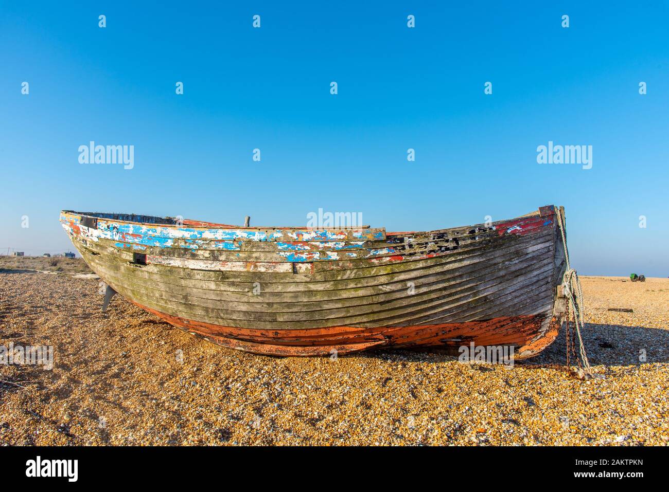 Alten, verlassenen Fischerboot in Dungeness, Kent, Großbritannien Stockfoto