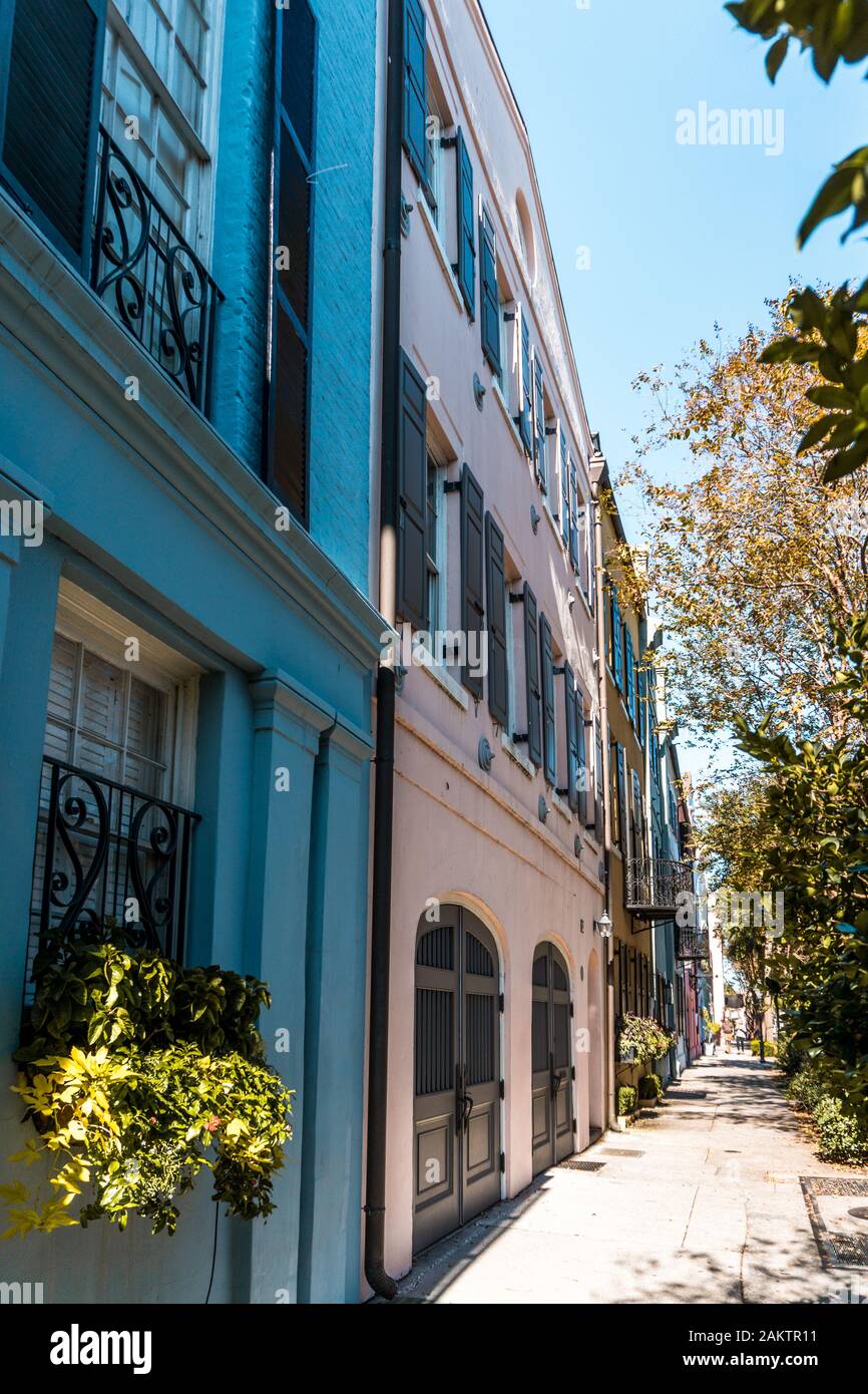 Charleston, South carolina, Blick auf die Straße in der Innenstadt mit Häusern und historischer Architektur Stockfoto