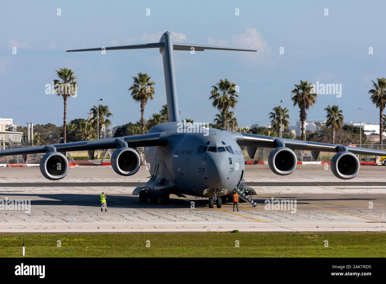 Royal Air Force Boeing C-17A Globemaster III (REG: ZZ 178) wartet auf seine Abreise Steckplatz nach einer Nacht tanken. Stockfoto