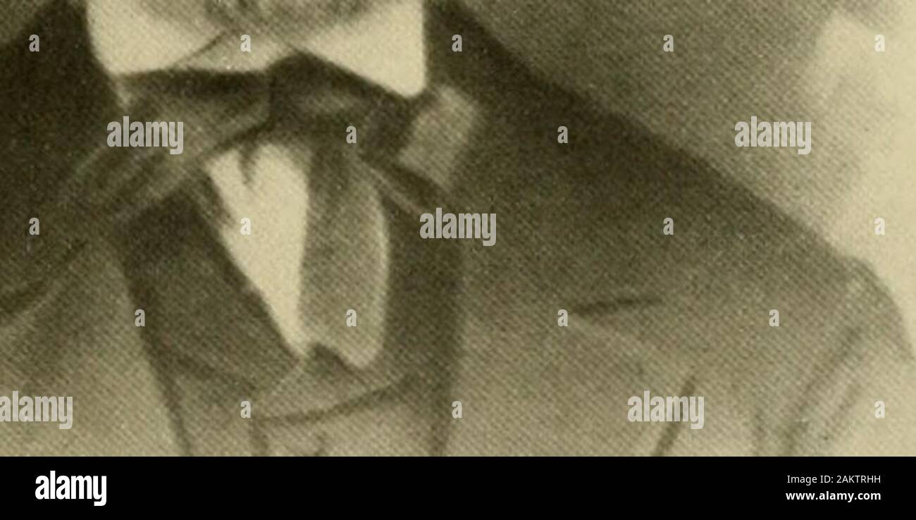 Die Vergangenheit und die Gegenwart des Vermilion County, Illinois. . CYRUS DOUGLASS. Die BIOGRAPHISCHEN DATENSATZ 917 fünf cliildren: Sanuiel, der jetzt zu Hause; livingat Ehza, der Frau von G. W. Koch; Allen, der verheiratet Maggie Byerly; BelleB., die Frau von Charles Lucas; und GeorgeW., die geheiratet Miss Netzkabel, und das Leben auf dem alten Gehöft. Herrn Douglass auch hastwelve Enkelkinder. Im Jahr 1902 wurde er calledupon den Verlust seiner Frau zu trauern, whodied auf der Ich 6. Juni dieses Jahres. Theyhad reiste lifes Reise zusammen für mehr als 46 Jahren, mit seinen Freuden und Schmerzen, die widrigkeiten andprosperi Stockfoto