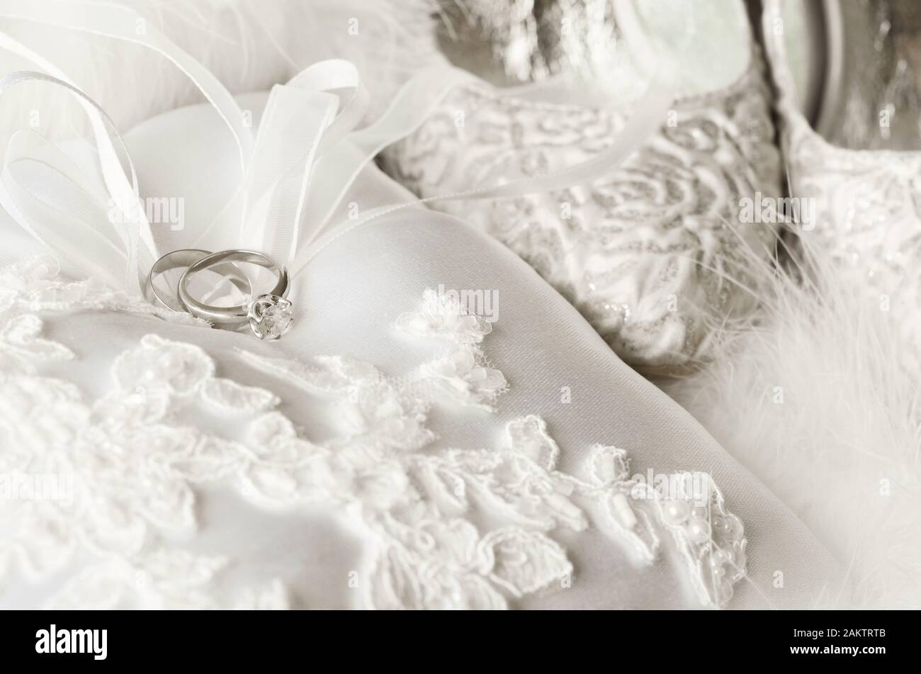 Hochzeit Zubehör. Goldene Ringe, Kissen, brautschuhe. Stockfoto