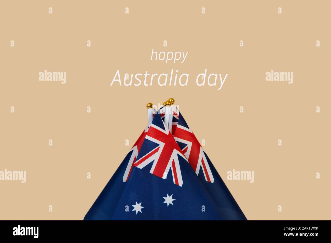 Nahaufnahme von einigen australischen Fahnen und den Text gerne Australien Tag gegen einen hellbraunen Hintergrund Stockfoto