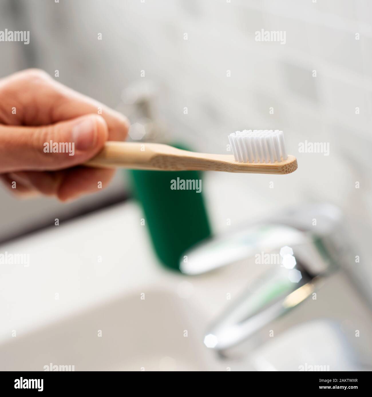 Nahaufnahme von einem kaukasischen Mann mit einem Bambus Zahnbürste im Bad Stockfoto