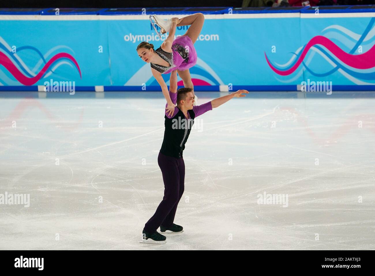 Lausanne, Schweiz. 10 Jan, 2020. LAUSANNE, SCHWEIZ - 10. Januar: Cate Fleming und jedida Isbell der USA während der eiskunstlauf Paarlaufen Programm (Kurz) Der 2020 Winter Youth Olympic Games am icerink Malley in Lausanne, Schweiz, am 10. Januar 2020. Stockfoto