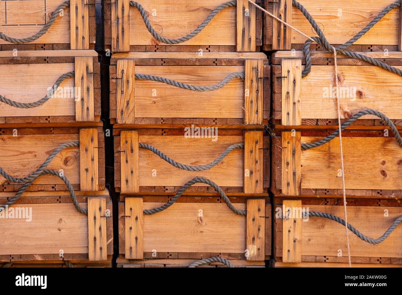 Kästen Kisten aus Holz mit Seilen, wie in den Spalten Griff, voll Hintergrund Textur. Gestapelte Kisten für Lagerung und Transport. Stockfoto