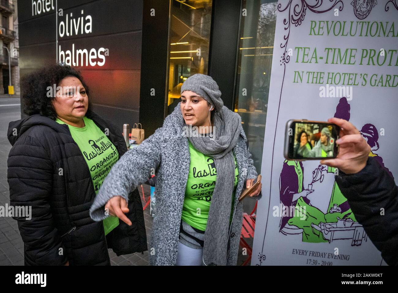 Ein Hotel Arbeiter Gesänge Slogans während des Protestes. Die Gruppe der Arbeitnehmer bekannt als Las Kellys vom Hotel Etage Zimmermädchen gründeten ihre übliche revolutionäre Tea-Time Protest vor der Olivia Balmes Hotel gemacht haben, nachdem Sie eine Putzfrau, die Krankgeschrieben wegen eines Unfalls wurde gefeuert. Stockfoto